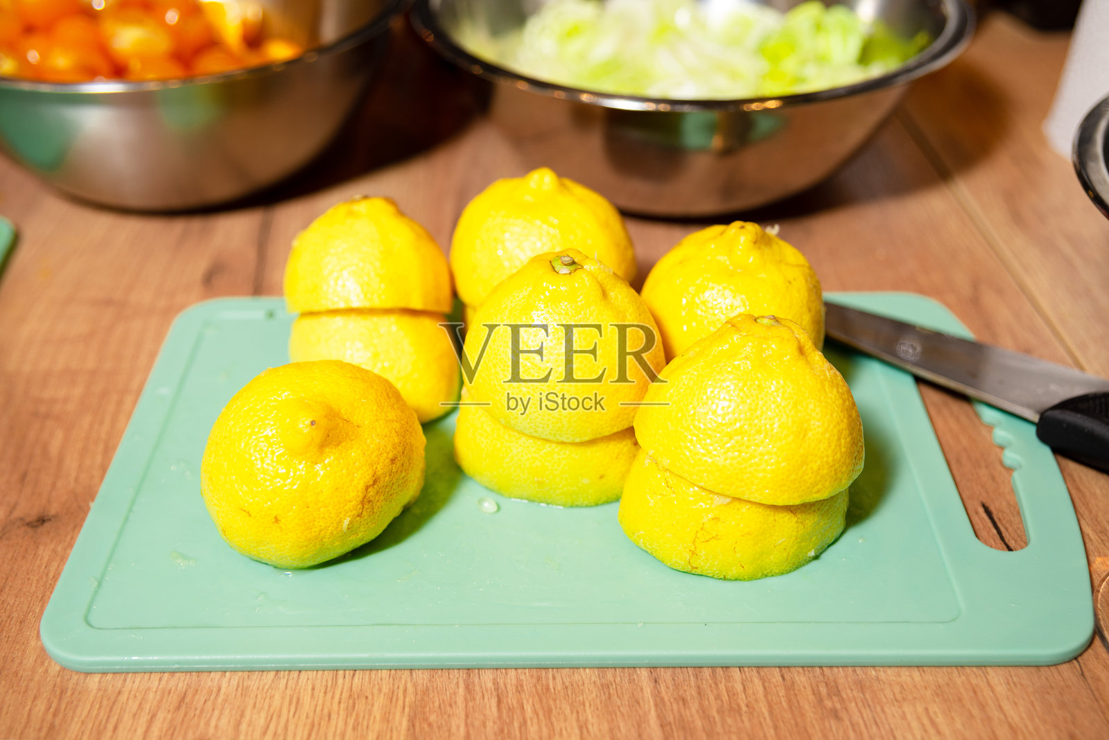 切菜板上的半个柠檬，适合烹饪使用。照片摄影图片