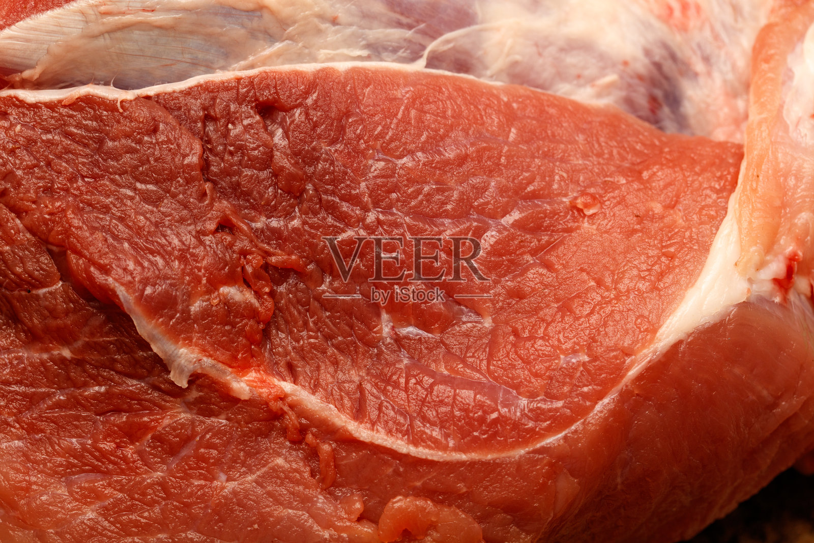 一块肉的特写，血迹明显可见照片摄影图片
