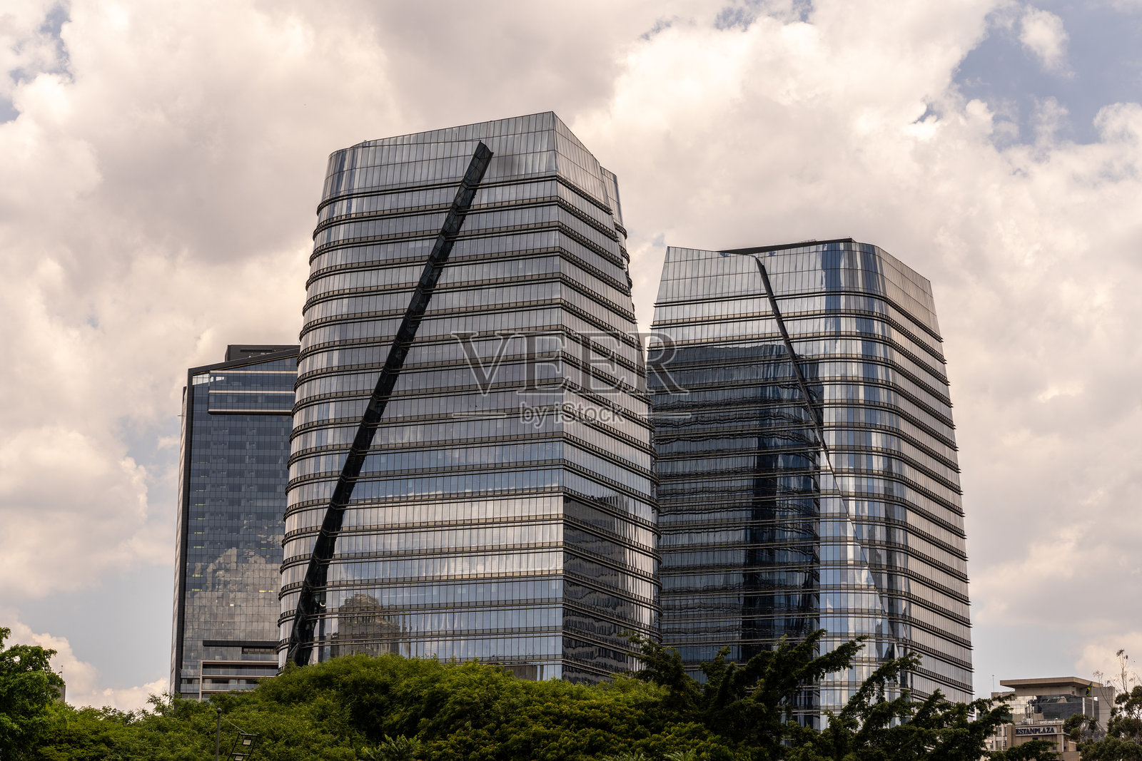 低角度视图的现代建筑与天空相映成趣照片摄影图片