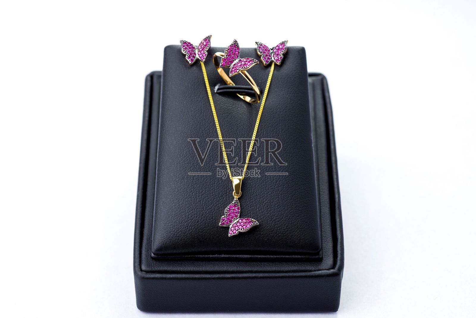 优雅的蝴蝶主题珠宝套装，配有粉色宝石。照片摄影图片