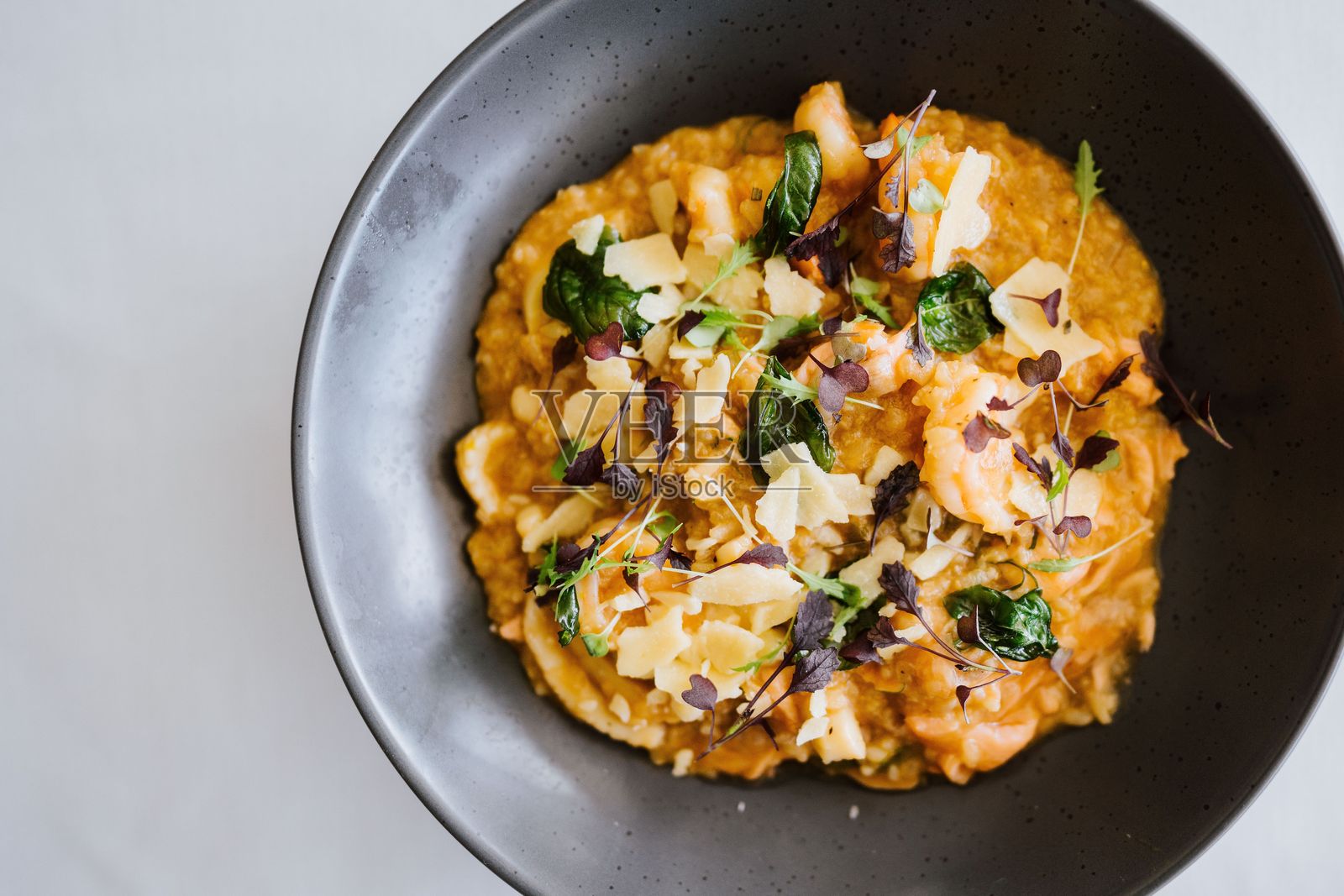 美味的虾仁意大利烩饭，配以香草和奶酪照片摄影图片