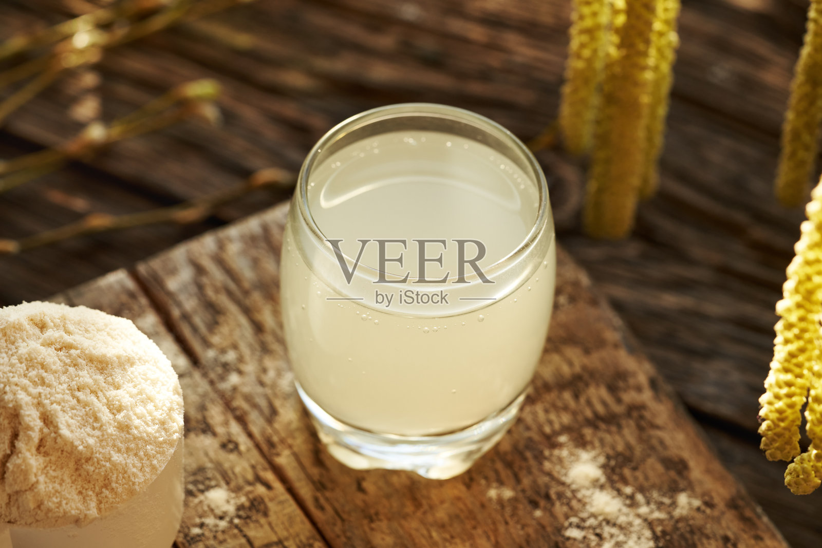 新鲜天然乳清在玻璃杯中照片摄影图片