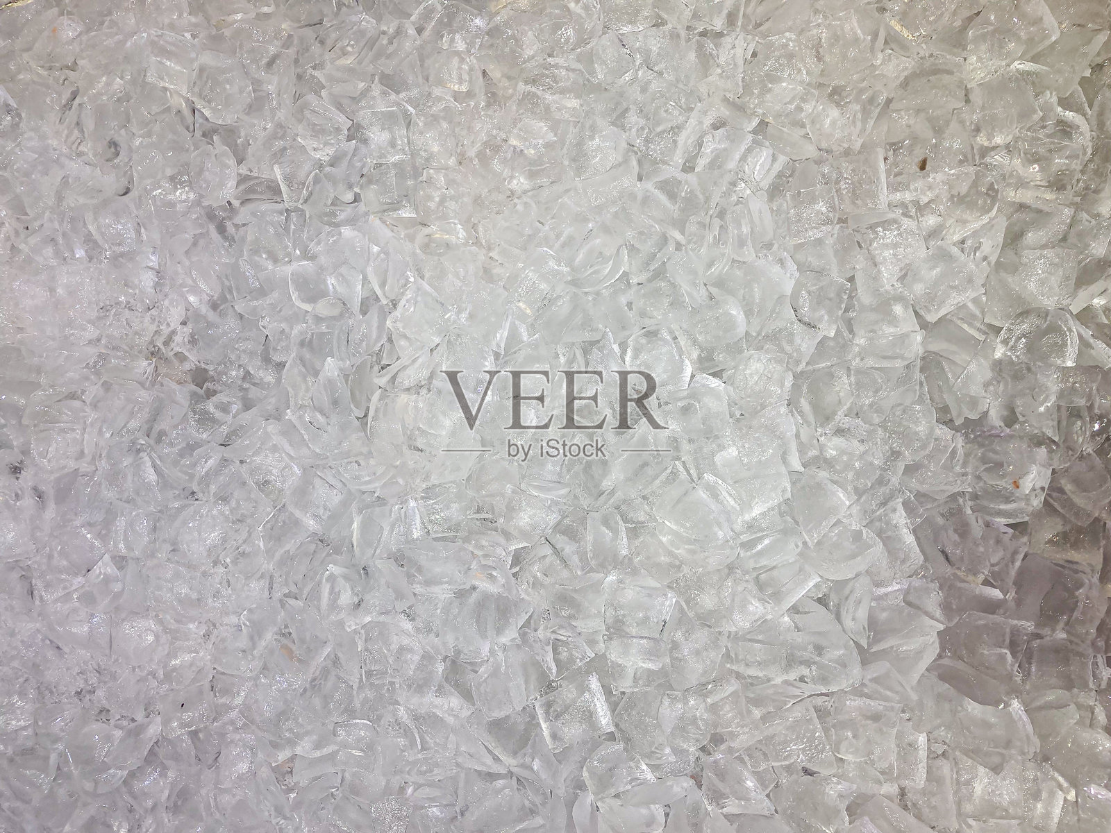 不规则大小的撕碎纸张或类似材料的特写图像，可能是机器或手工制作的，未显示任何文字或品牌。照片摄影图片