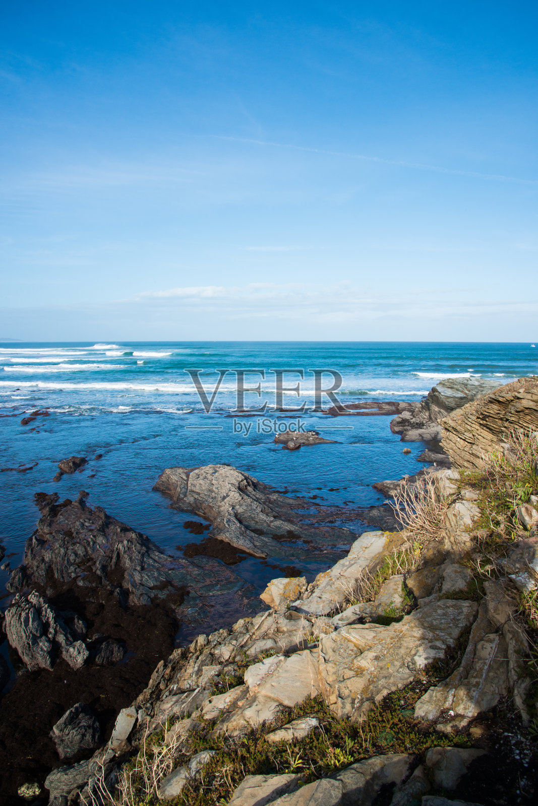 阳光明媚的日子，阿斯图里亚斯崎岖的海岸线。坎塔布里亚海。照片摄影图片