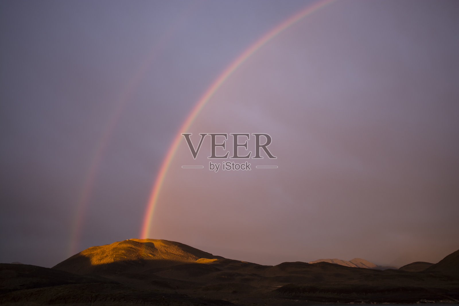 智利巴塔哥尼亚托雷斯德尔潘国家公园的山地风景中的彩虹。照片摄影图片