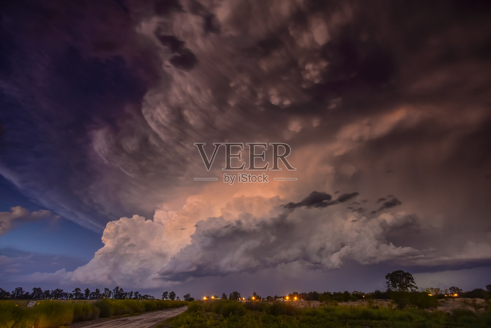 电气风暴景观，阿根廷巴塔哥尼亚拉潘帕省照片摄影图片