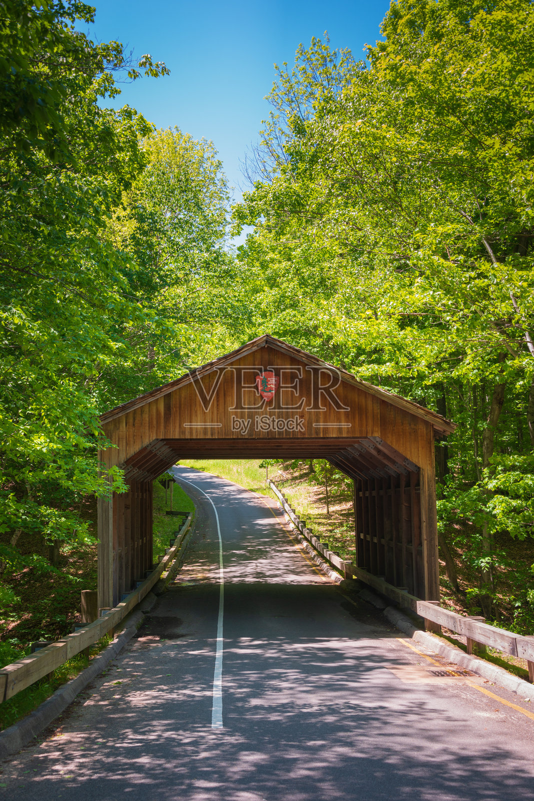 睡熊沙丘国家湖岸的有盖桥照片摄影图片