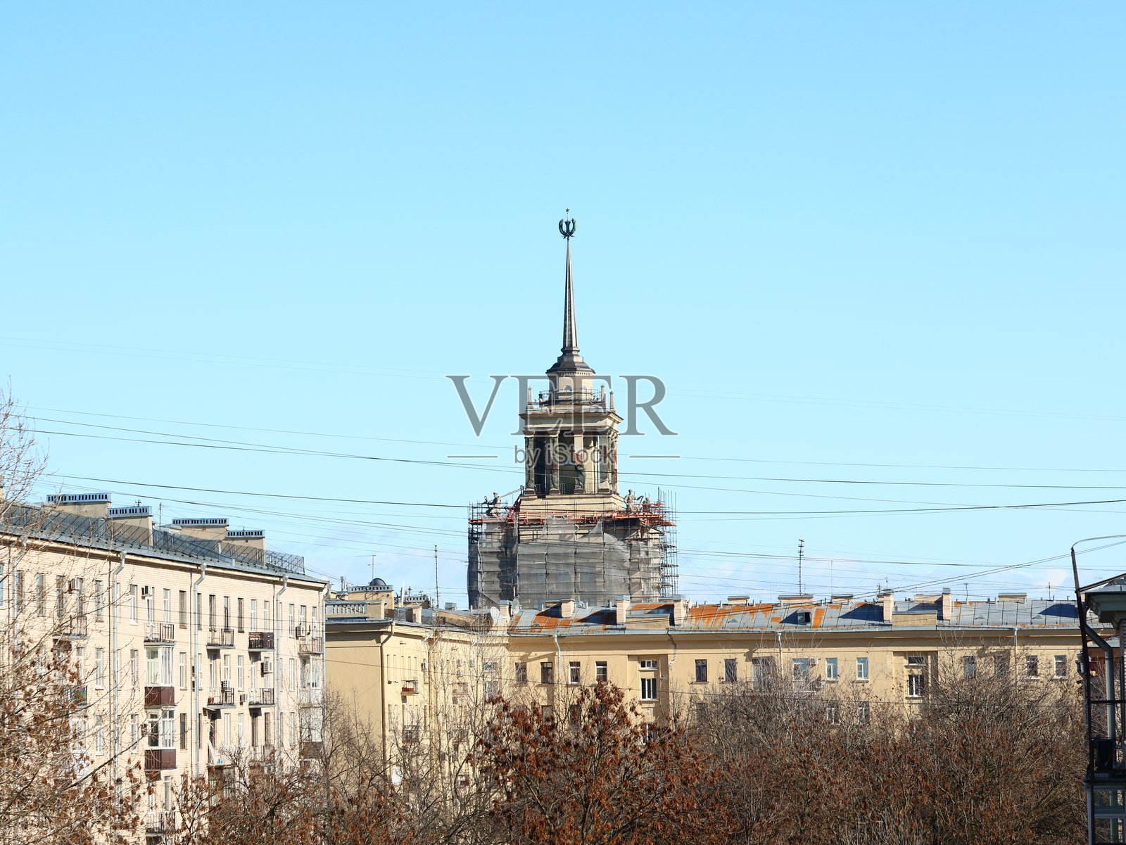 一座历史建筑，带有尖顶，目前正在城市景观中进行翻修照片摄影图片