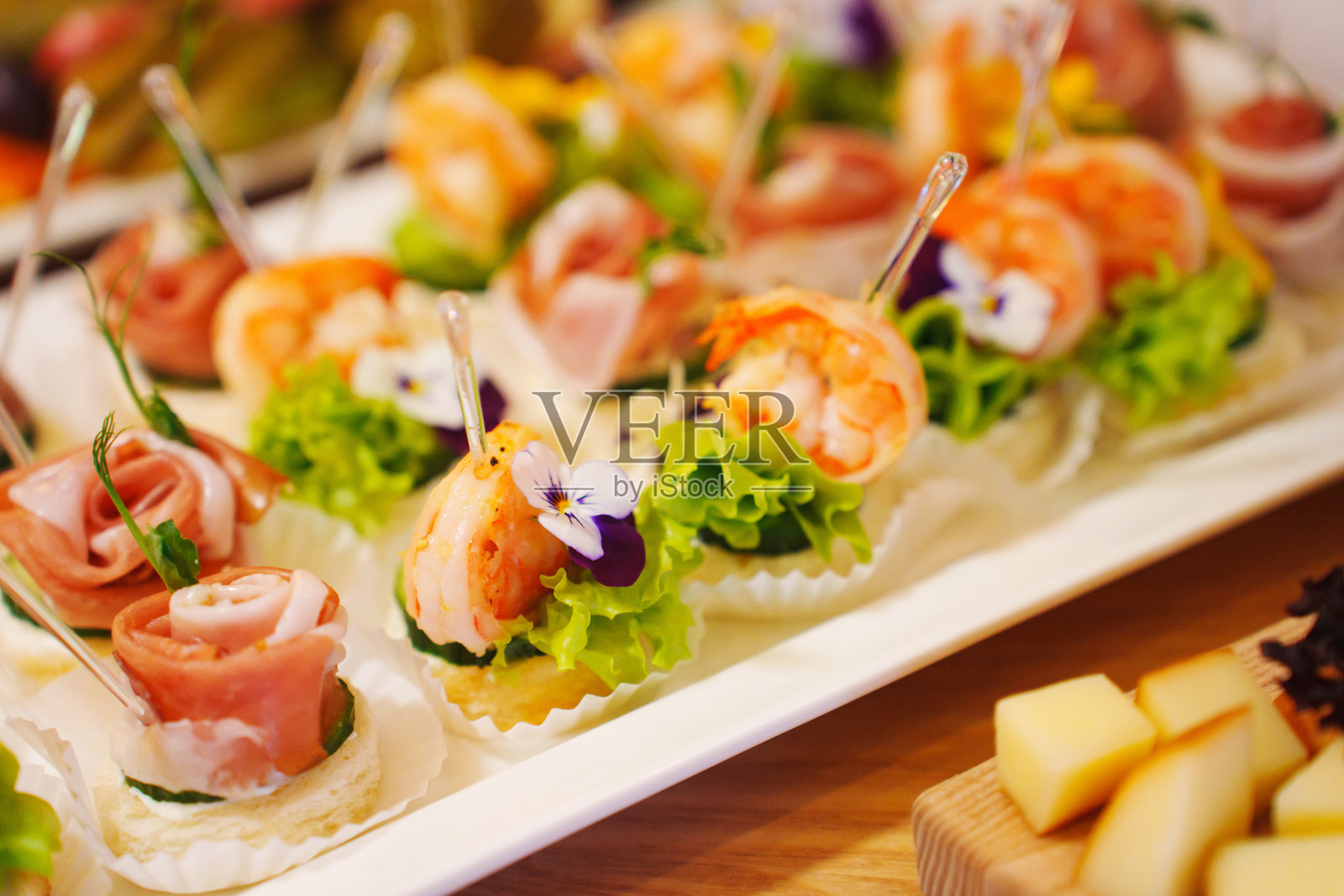 在温馨的环境中，色彩缤纷的开胃小菜在节日聚会上呈现照片摄影图片