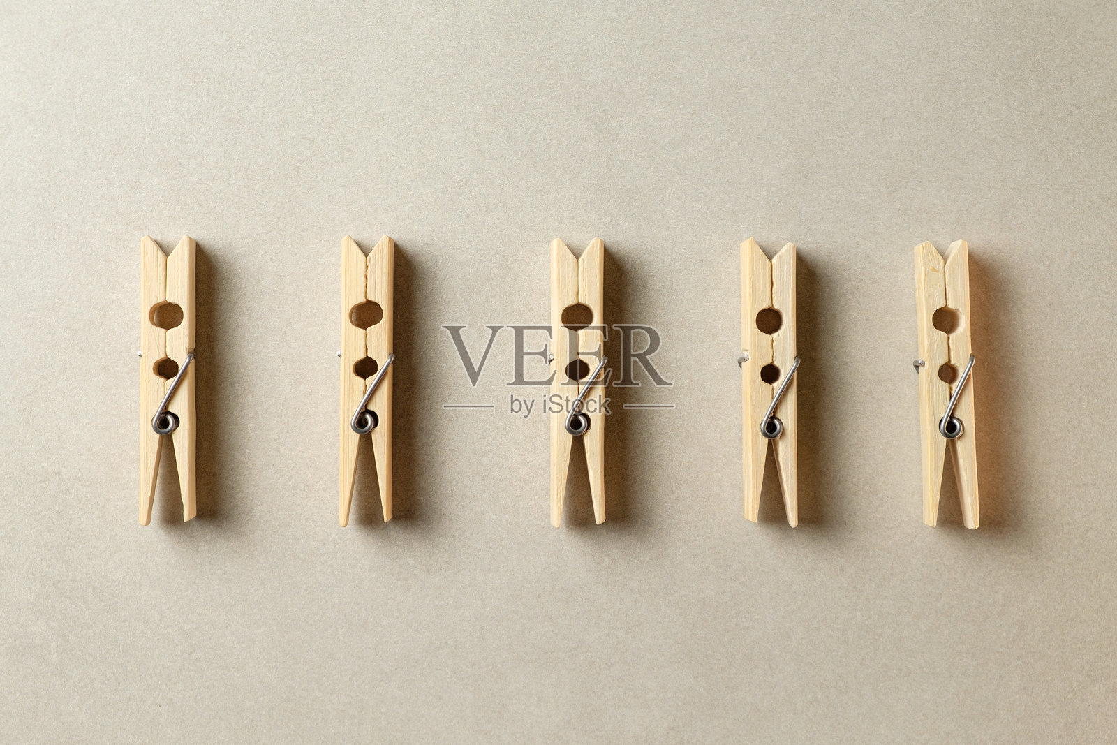 独特的木质衣夹在柔软的纹理表面上的排列照片摄影图片