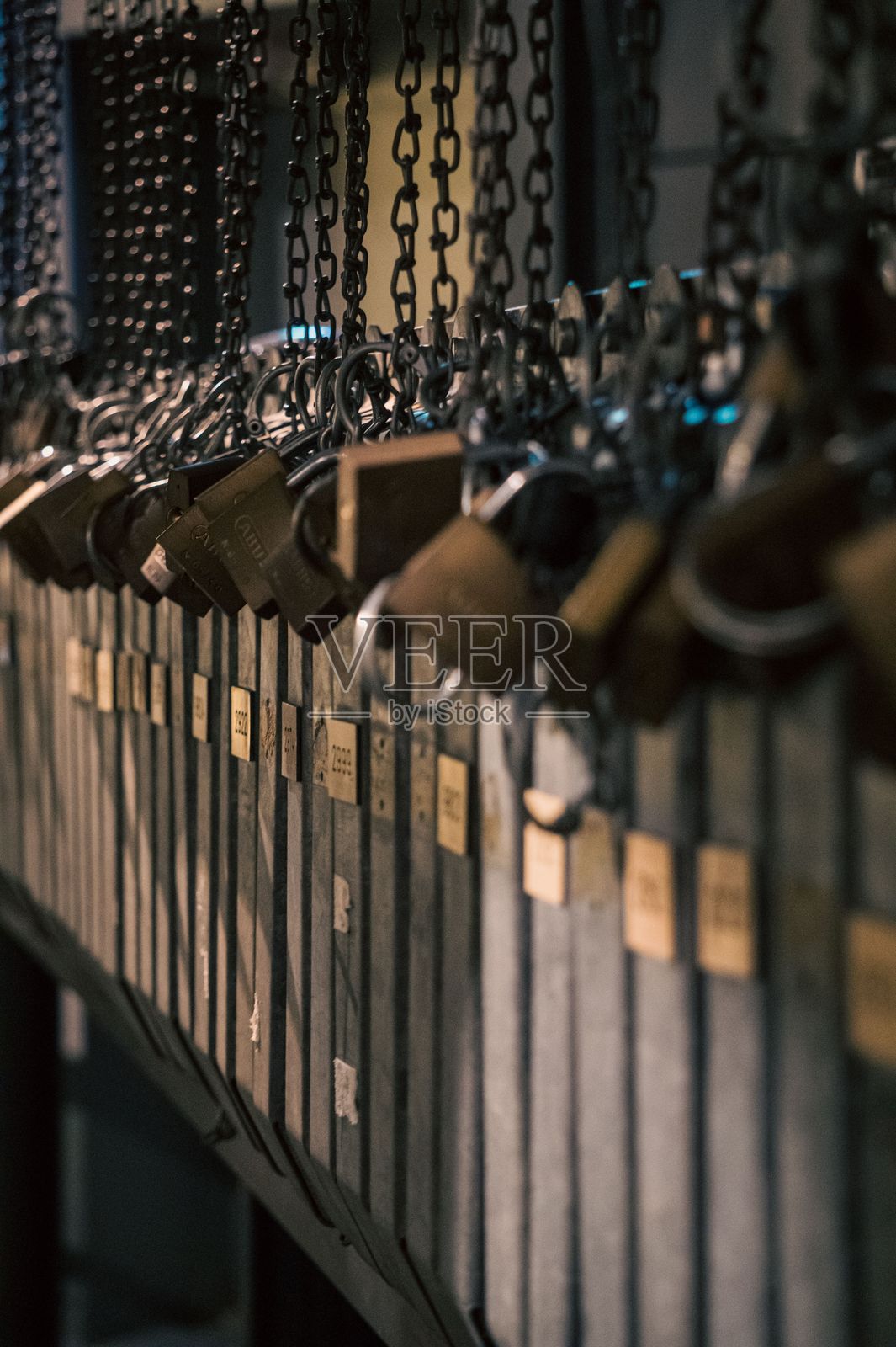 工业环境中的链条和挂锁照片摄影图片