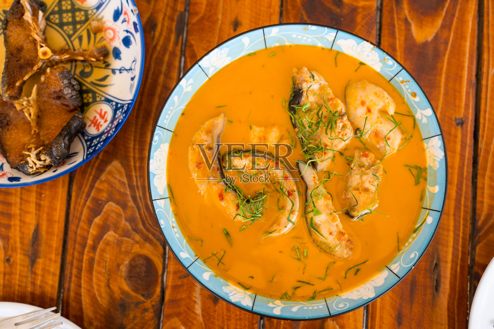 泰国传统菜肴：红咖喱煮鱼（Chu Chee Pla）照片摄影图片