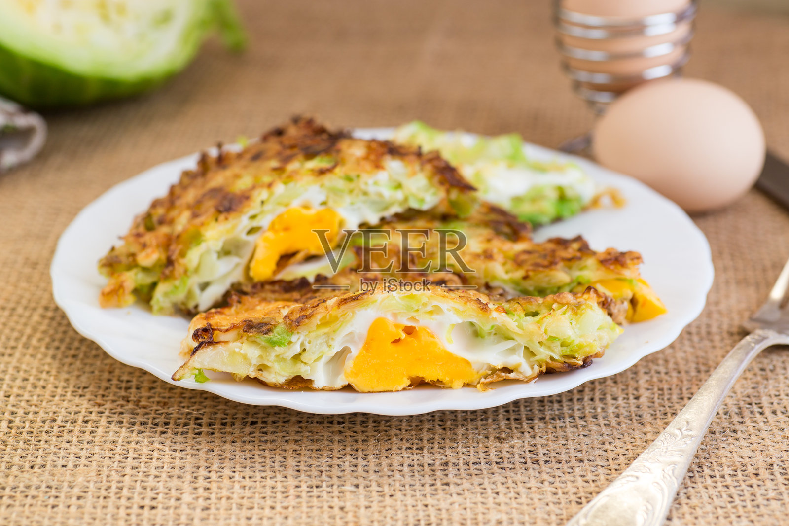 自制嫩馅卷心菜派照片摄影图片