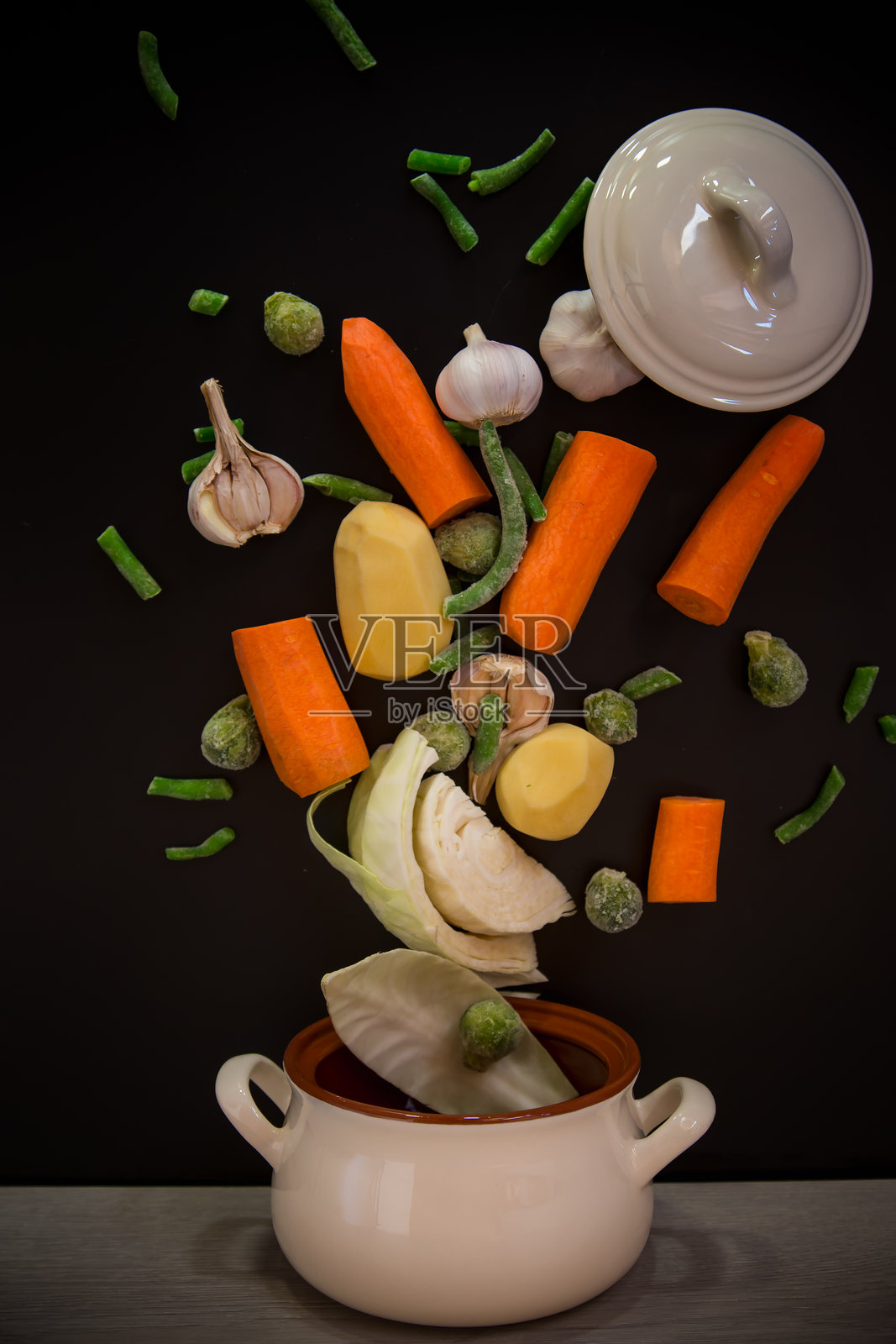 烹饪汤之前运动中的蔬菜照片摄影图片
