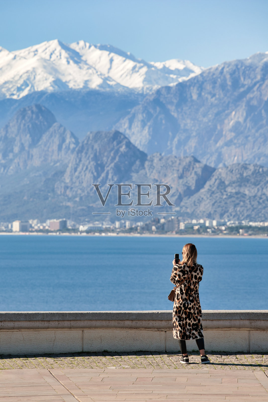 女人俯瞰安塔利亚港口和山脉照片摄影图片