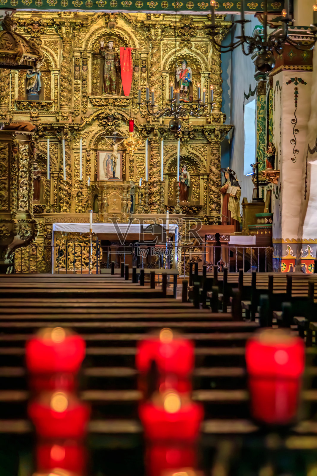 圣胡安·卡皮斯特拉诺教堂:华丽的祭坛,金色细节和宗教艺术照片摄影图片