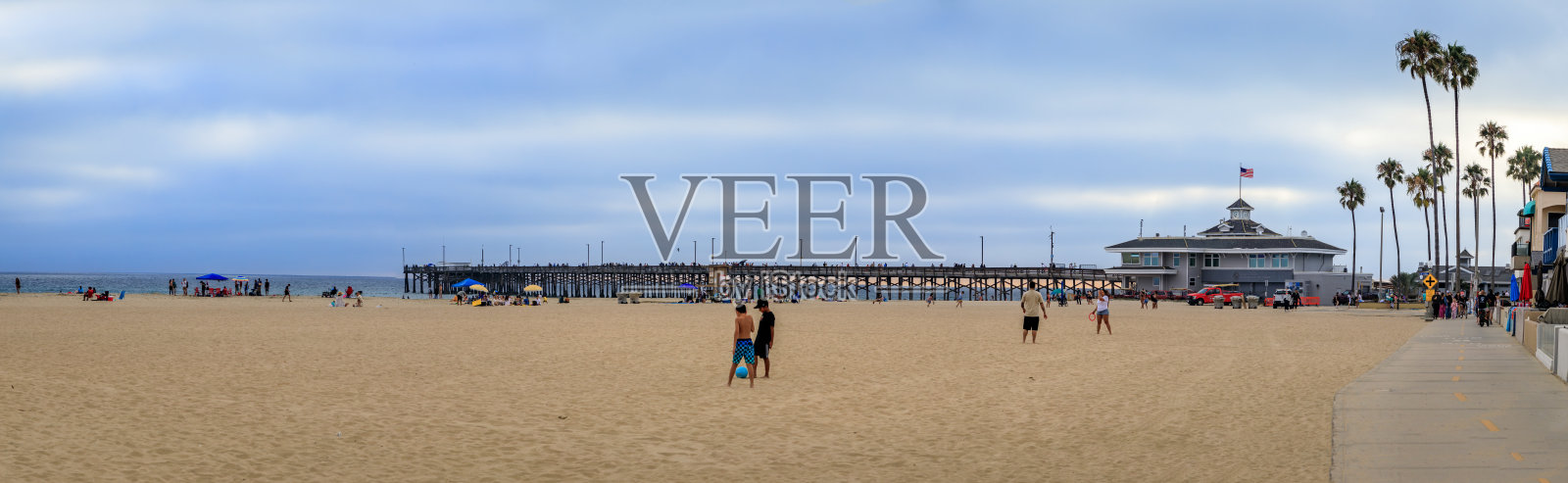 新港海滩，巴尔博亚半岛的海滨住宅，在阴云密布的加利福尼亚天空下照片摄影图片