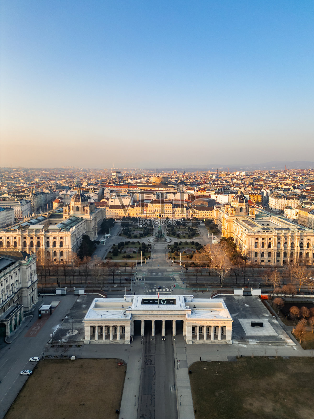 维也纳,奥地利:日出时分的英雄广场和博物馆区鸟瞰图照片摄影图片