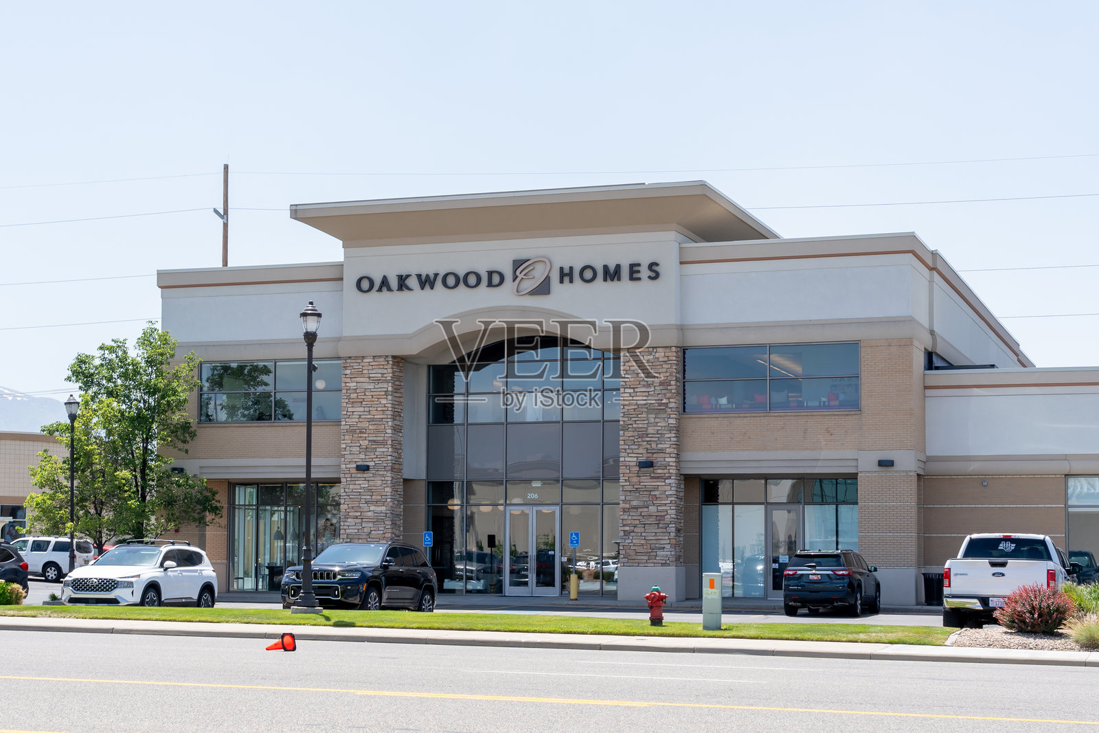 位于美国犹他州穆雷市东温彻斯特街206号的橡木住宅支持中心。照片摄影图片