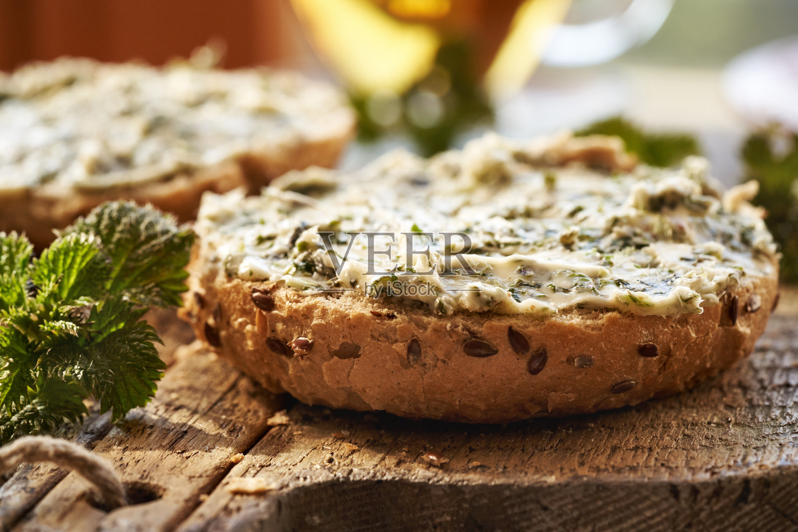 荨麻黄油 - 用早春采集的野生可食用植物制作的自制面包涂抹酱照片摄影图片