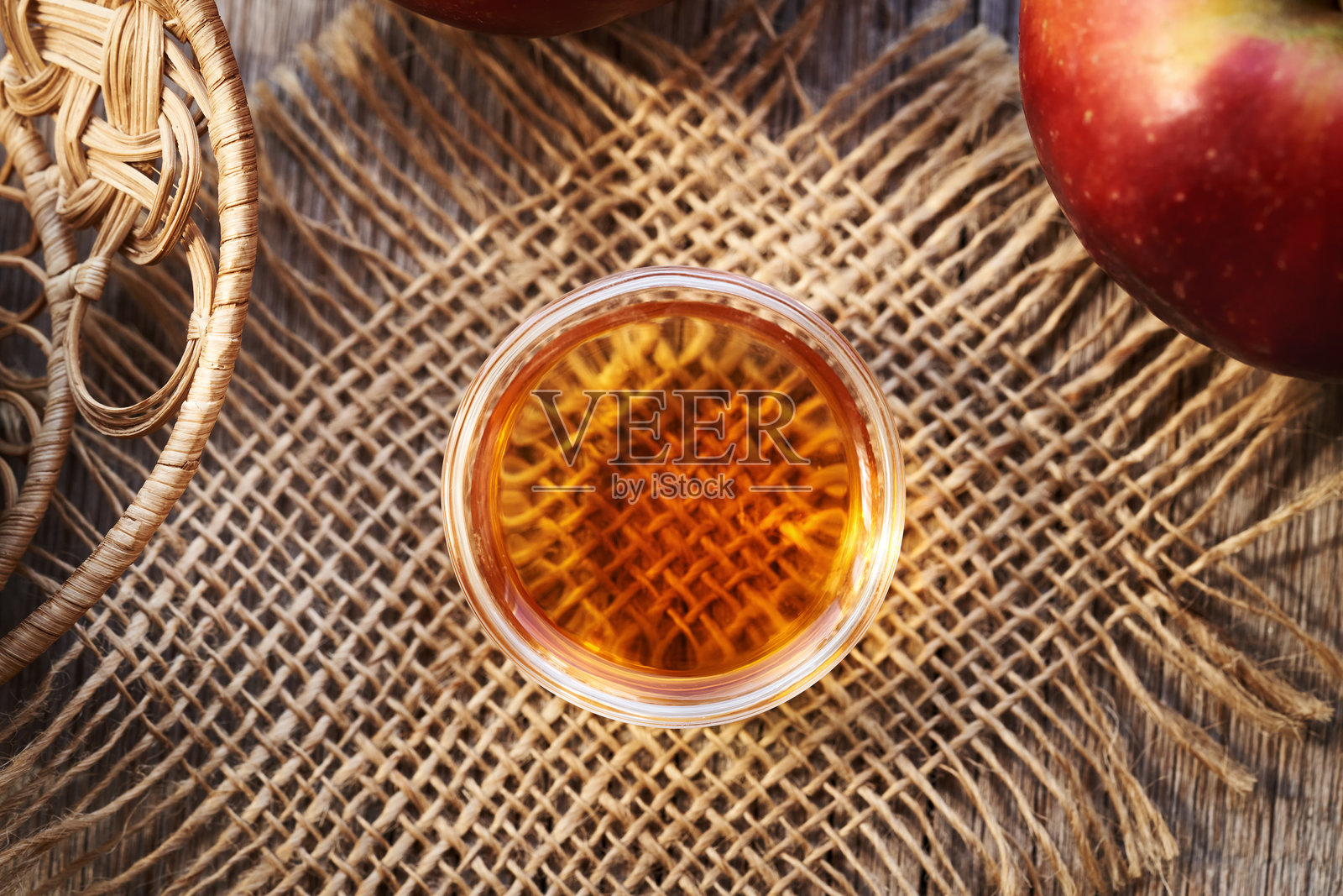 玻璃碗中的苹果醋与新鲜苹果照片摄影图片