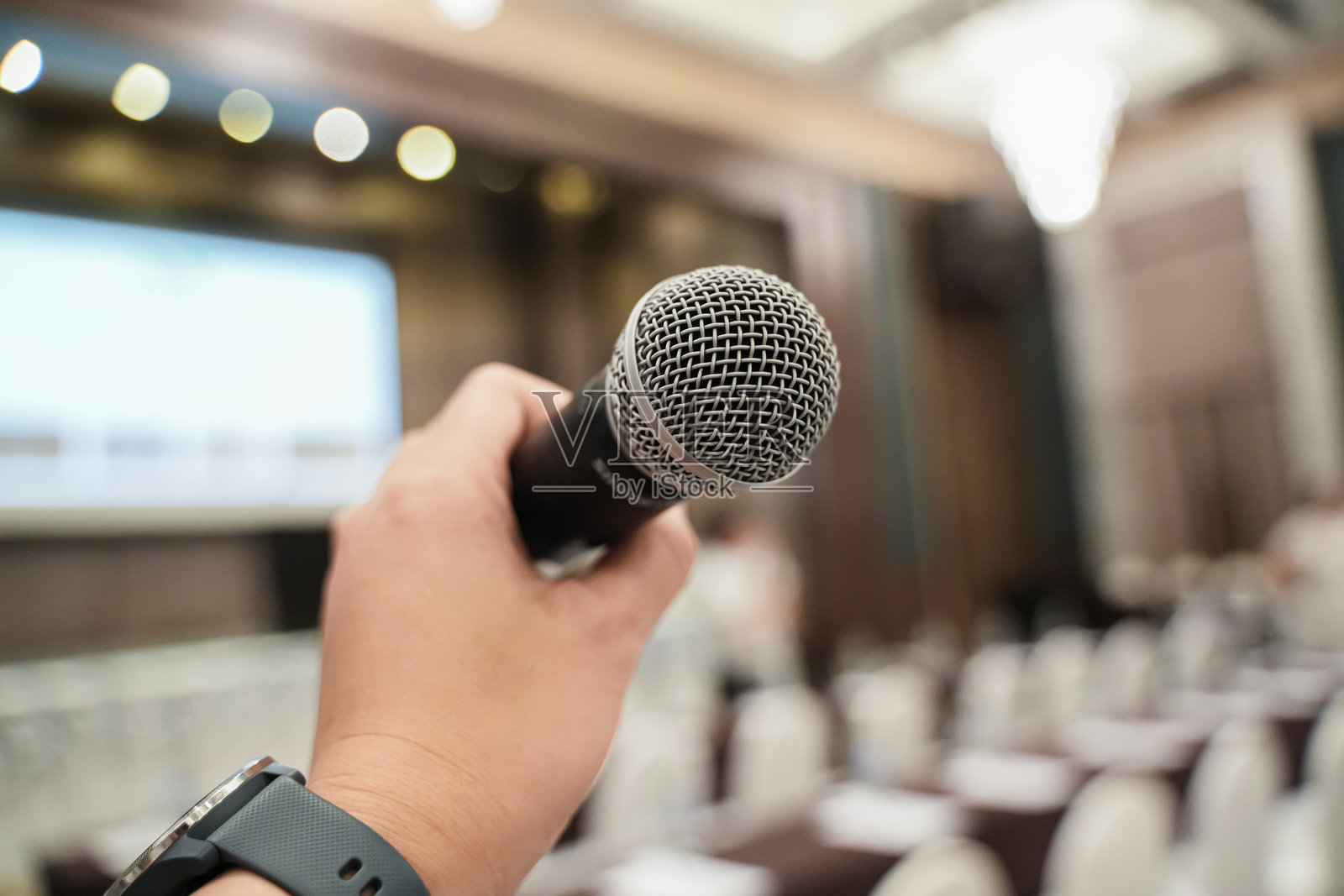 舞台上麦克风特写，用于组织培训研讨会。照片摄影图片
