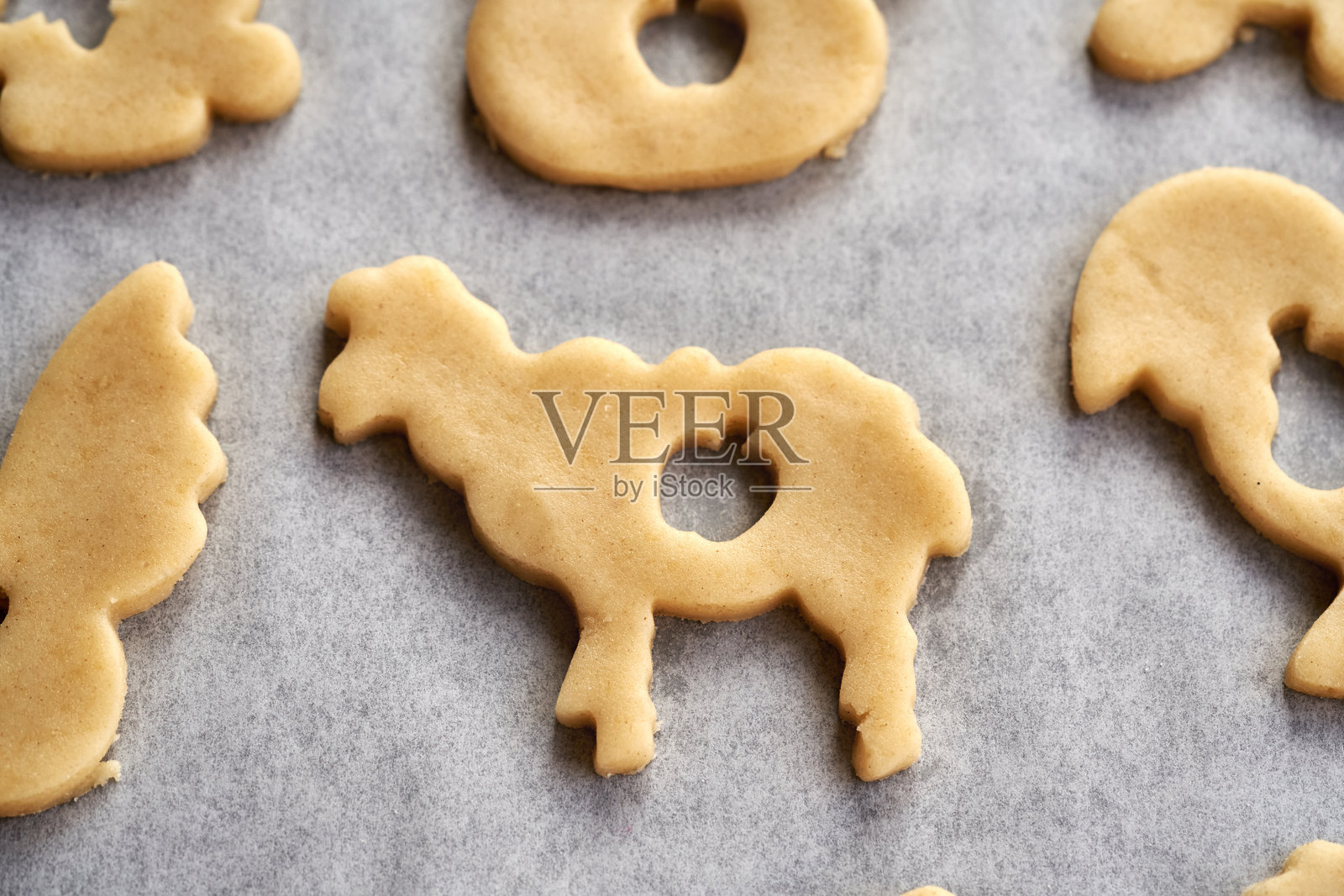 林泽复活节饼干，形状为羊，切割自生面团照片摄影图片