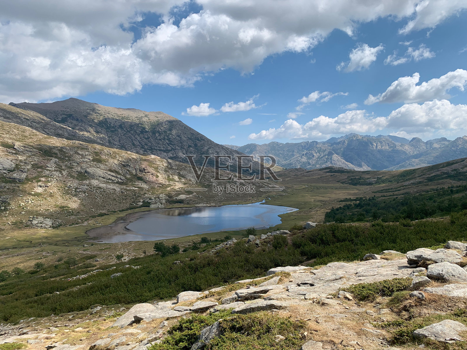 科西嘉的尼诺湖照片摄影图片