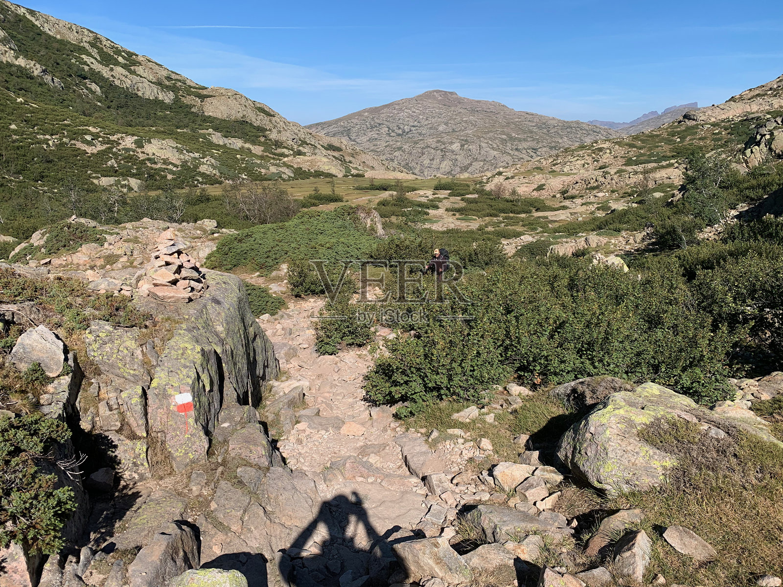 科西嘉岛的Manganu湖与Capitello湖之间的风景照片摄影图片