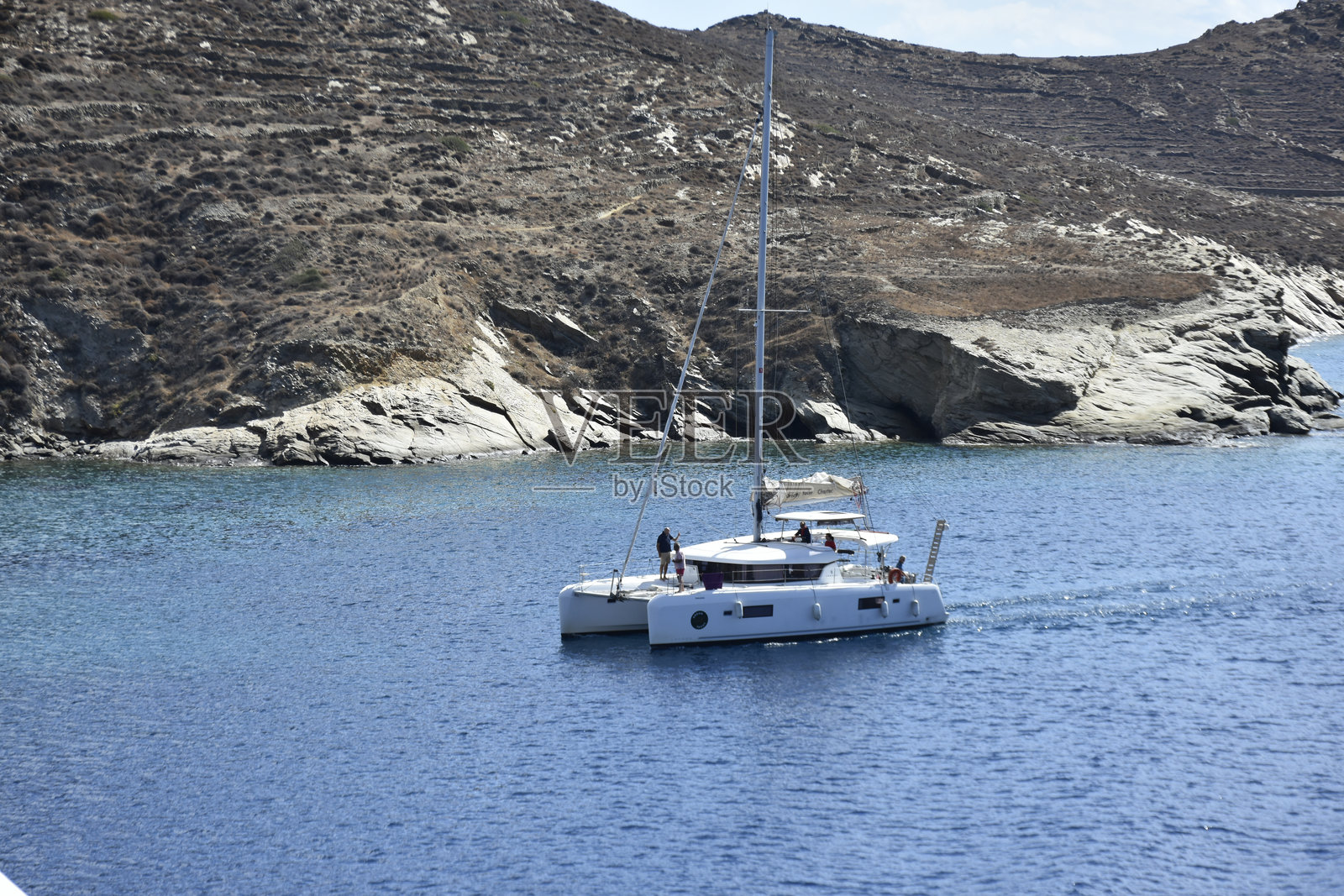 希腊伊俄斯岛，伊俄斯岛港口，人们乘坐休闲船出海照片摄影图片