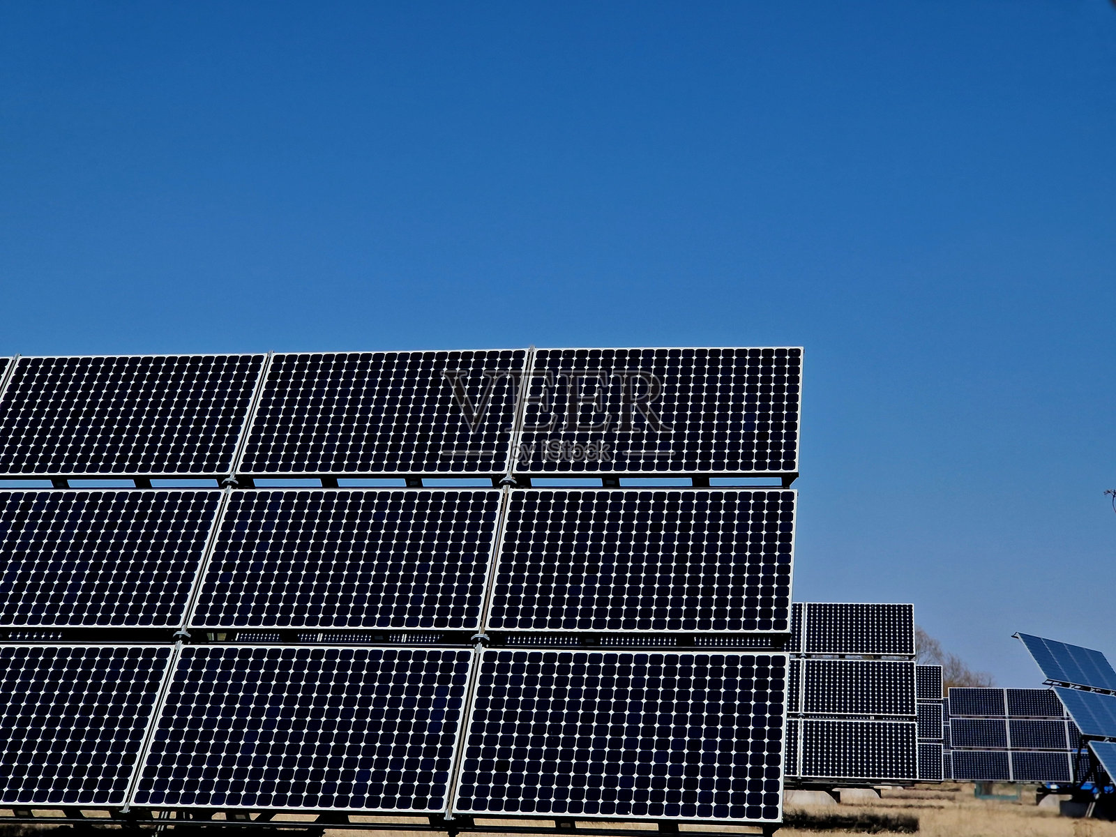 与固定倾斜太阳能安装相比，旋转系统几乎总是更昂贵。这是由于几个因素。首先，跟踪面板有更昂贵的部件和机械。照片摄影图片