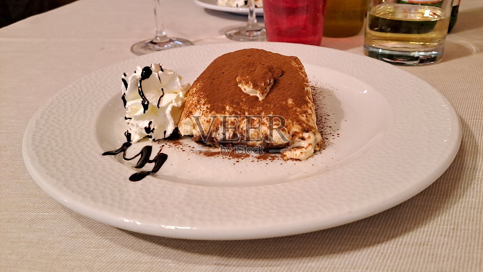 意大利前景聚焦的奶油卷提拉米苏照片摄影图片