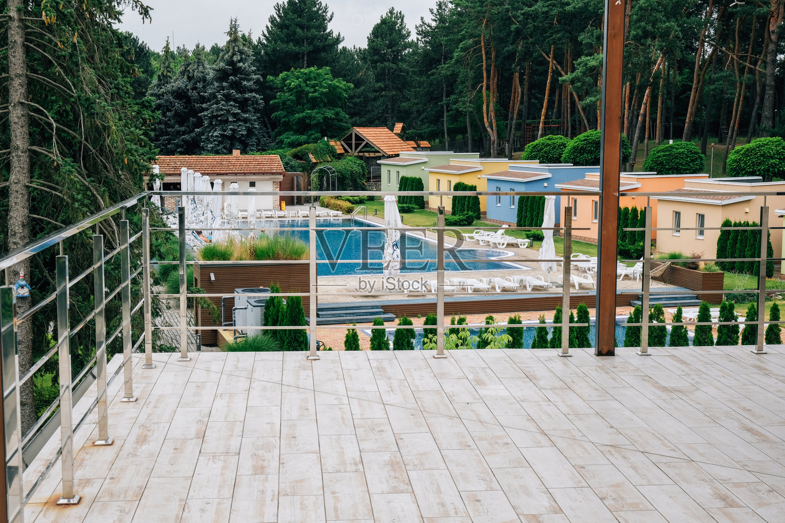 从阳台或露台俯瞰乡村别墅的庭院和游泳池照片摄影图片