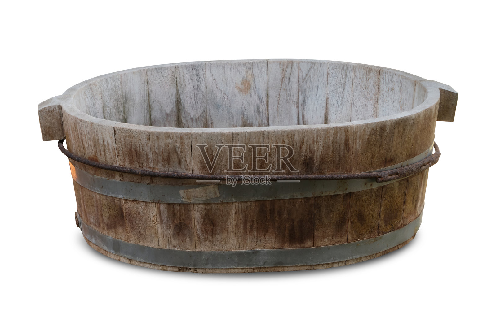 白色背景上的木桶，带有抠图路径。照片摄影图片