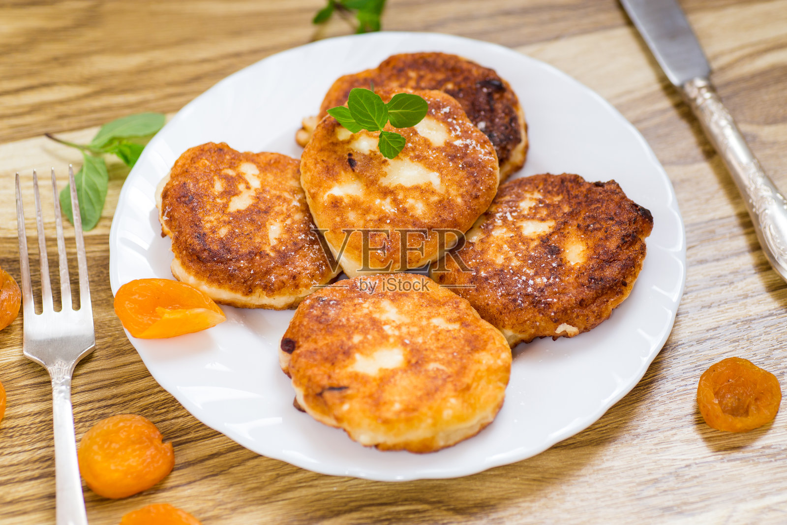 诱人的奶酪煎饼，金黄色的外壳上淋着一滴蜂蜜照片摄影图片