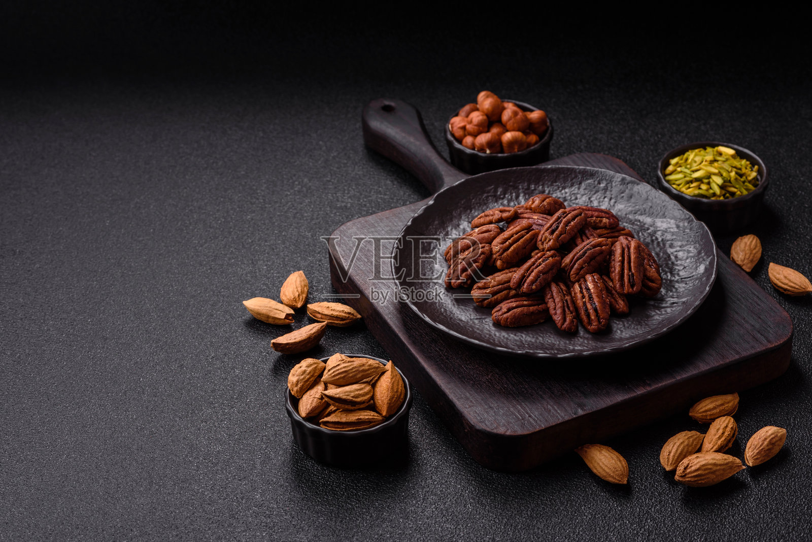 陶碗中的胡桃，素食食品的成分照片摄影图片