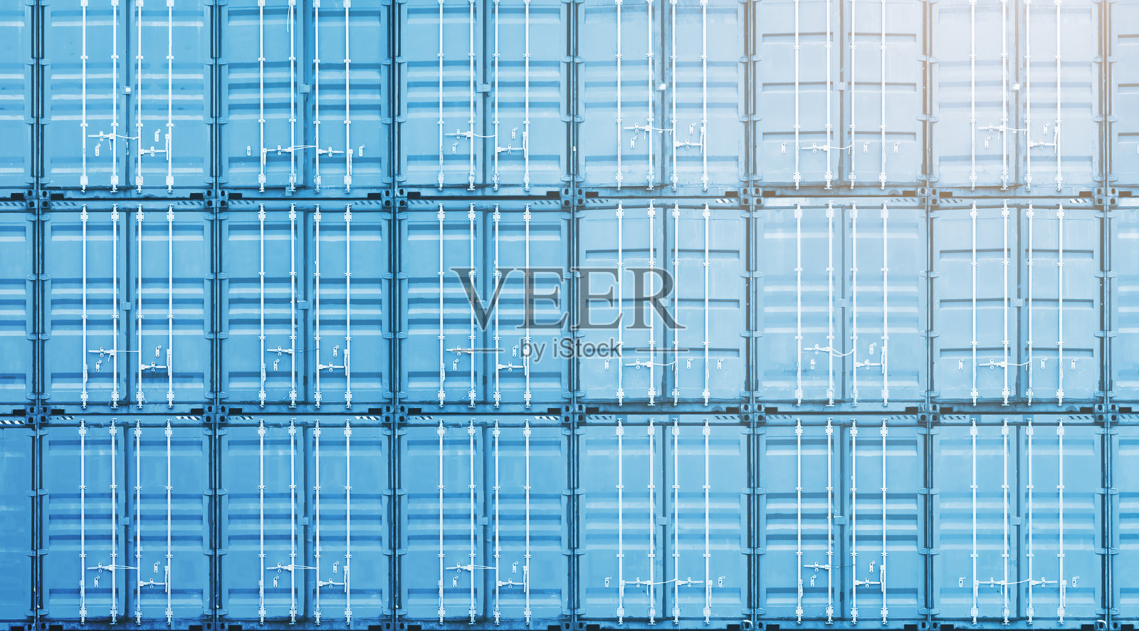 堆叠的货运集装箱墙。物流运输行业的处理。货运集装箱船，全球商业运输进出口。仓库港口。物流卡车运输。照片摄影图片