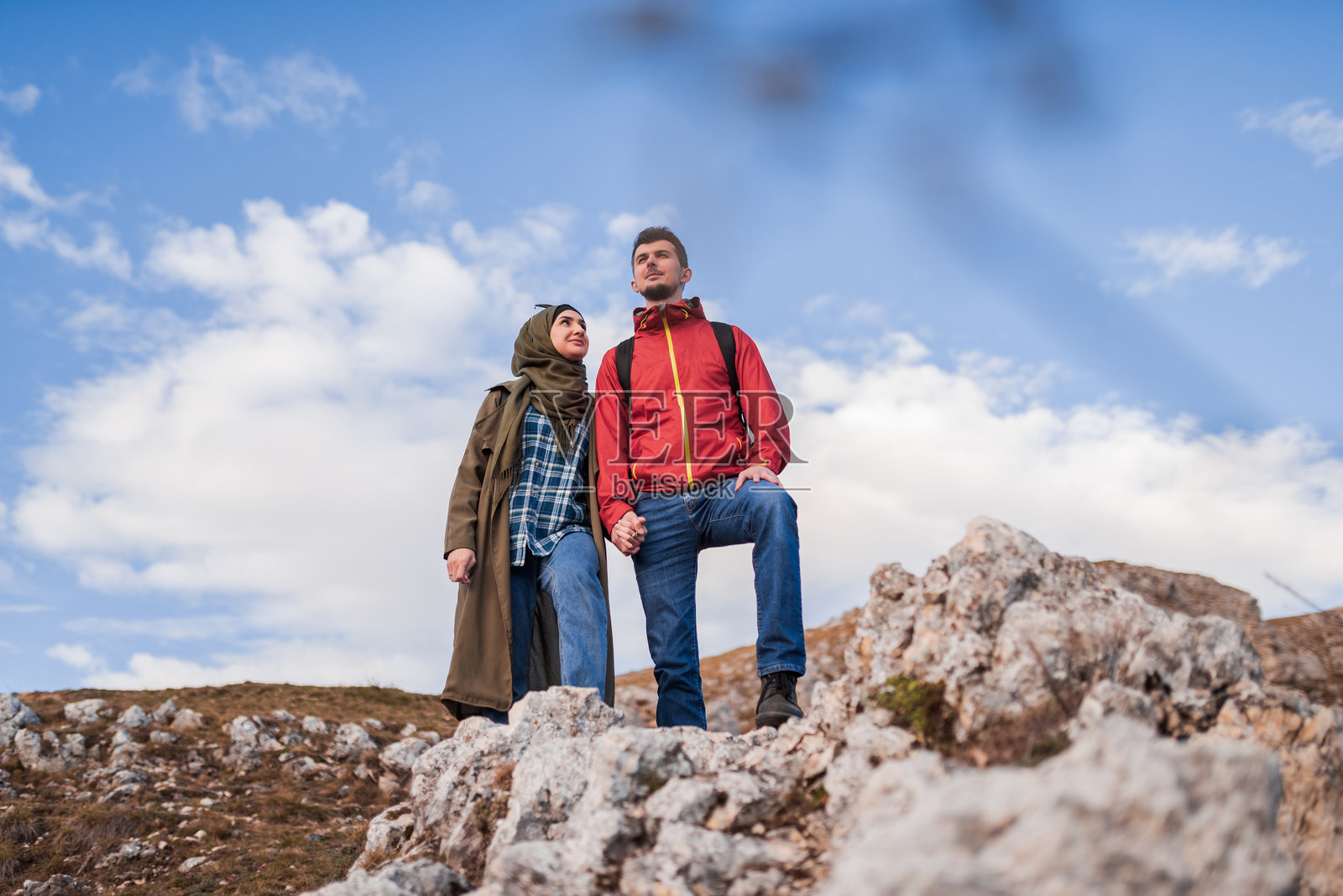 一对年轻快乐的穆斯林夫妇一起在山上徒步旅行，享受冒险之旅。照片摄影图片