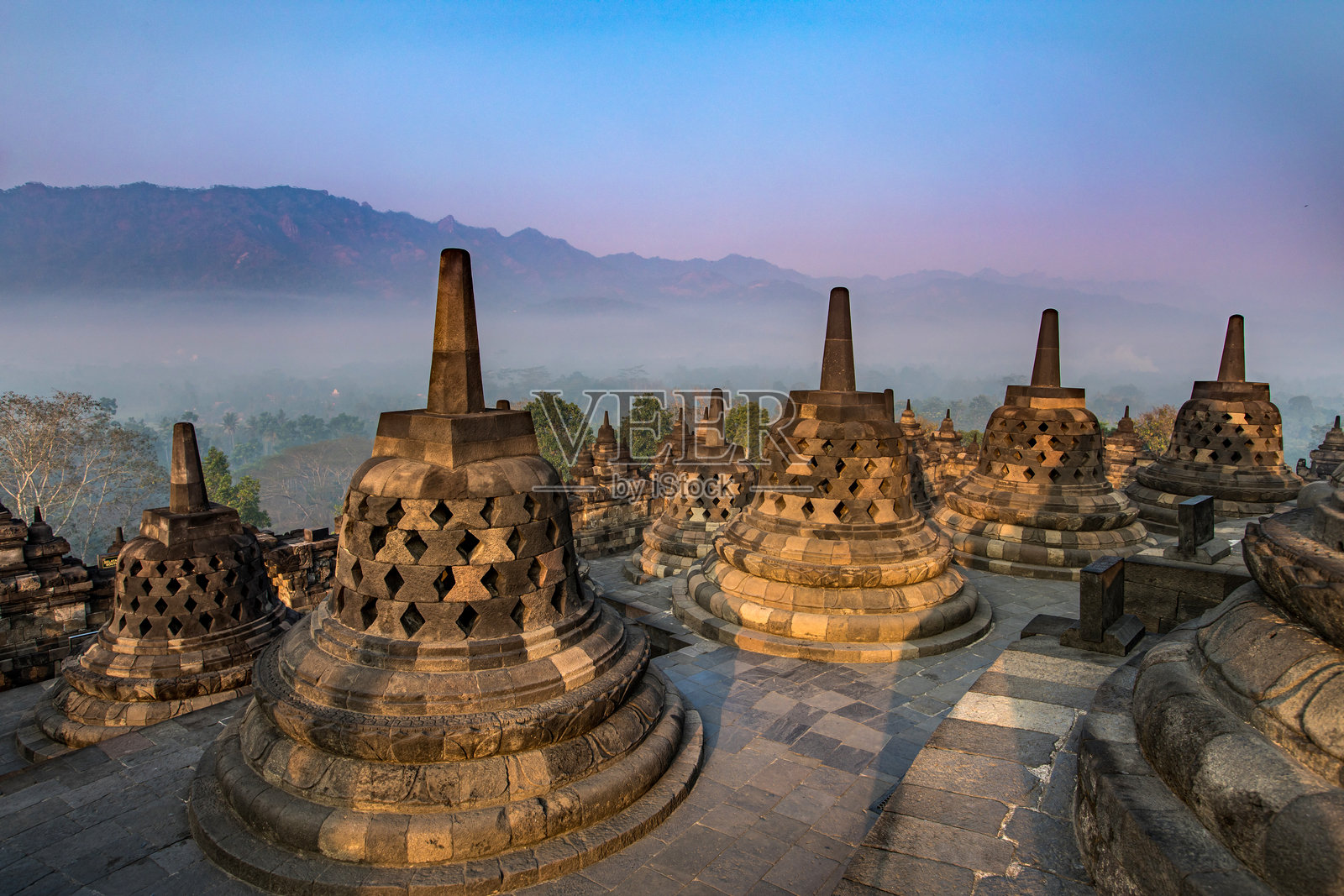 日出时的婆罗浮屠照片摄影图片