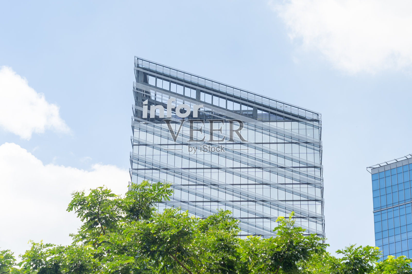 菲律宾马尼拉大都会塔吉格的英孚办公大楼。照片摄影图片