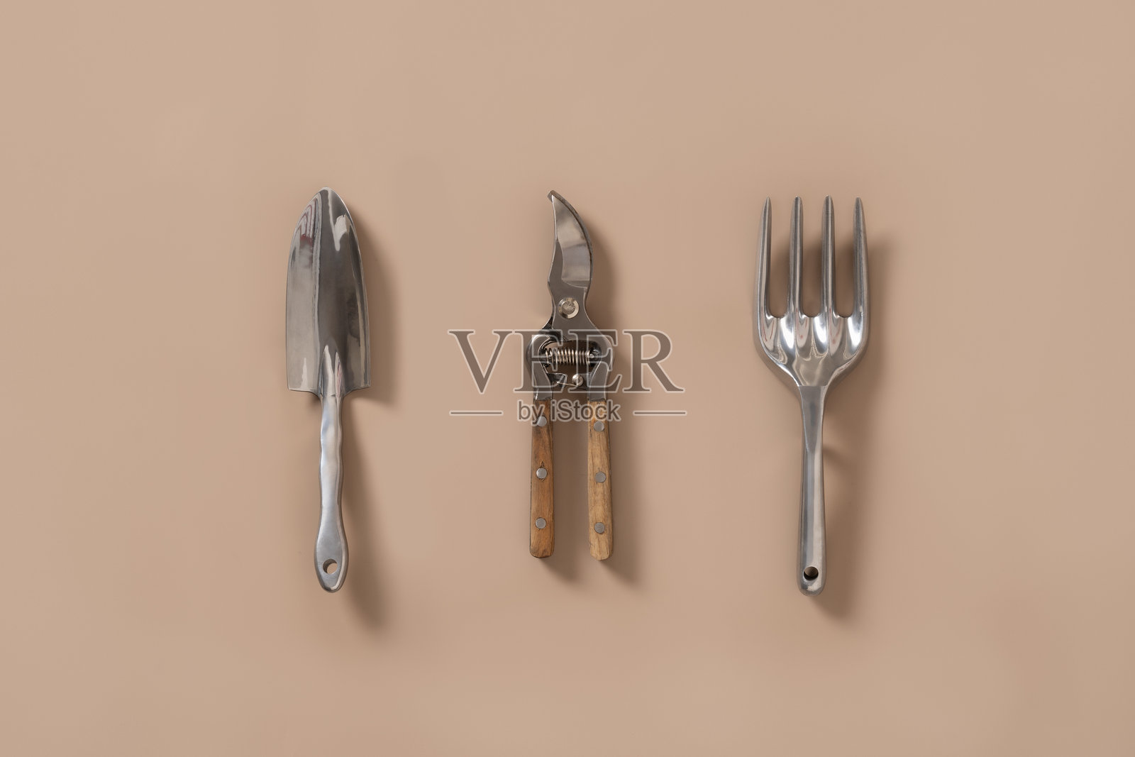 各种园艺手工具在米色背景上。俯视图。照片摄影图片