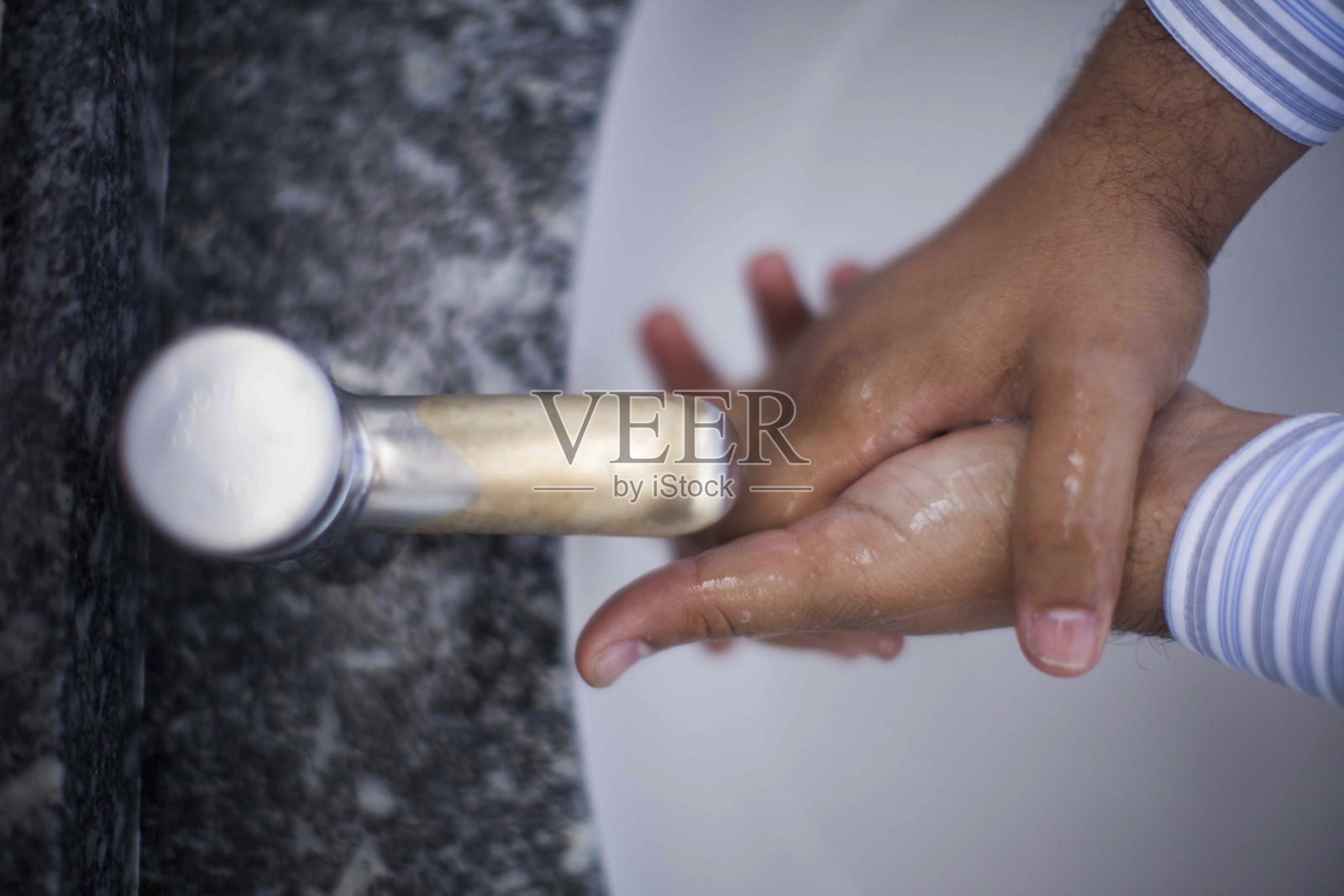 人手在水槽上洗手的特写镜头。照片摄影图片