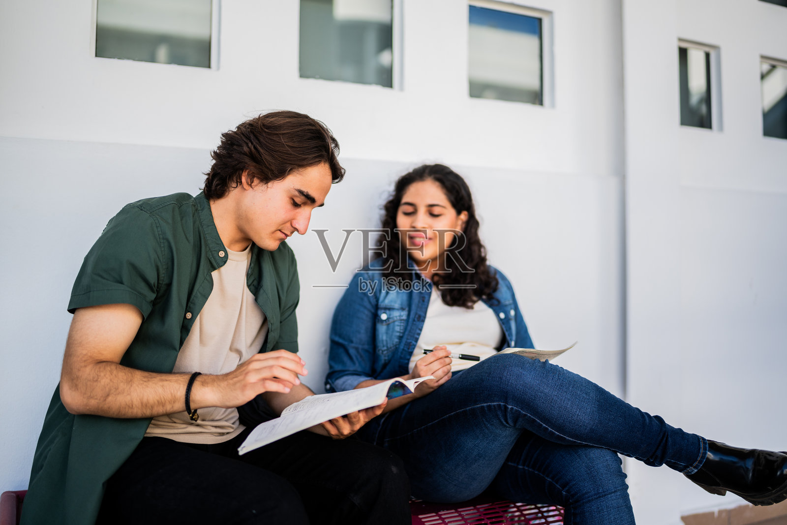 年轻学生朋友在大学里交谈和学习照片摄影图片
