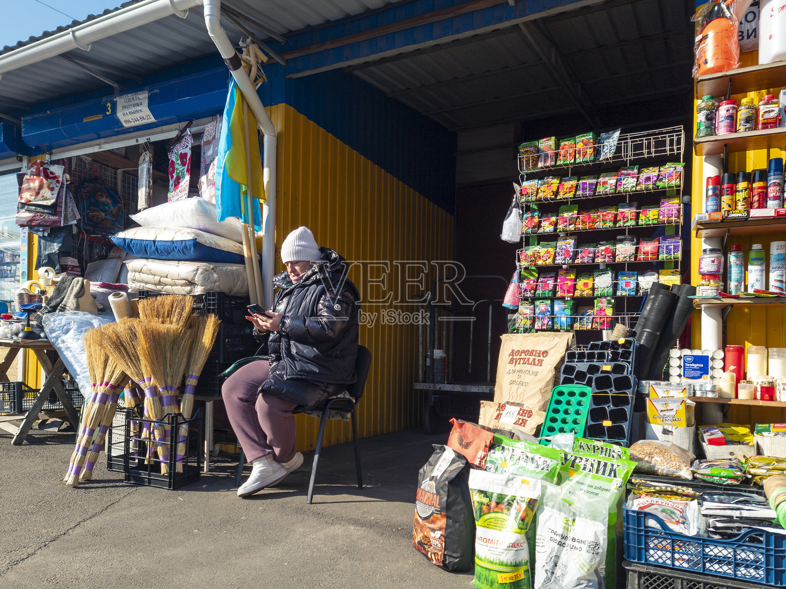 基辅市场在初春时节熙熙攘攘,居民与当地商贩和商品互动。照片摄影图片