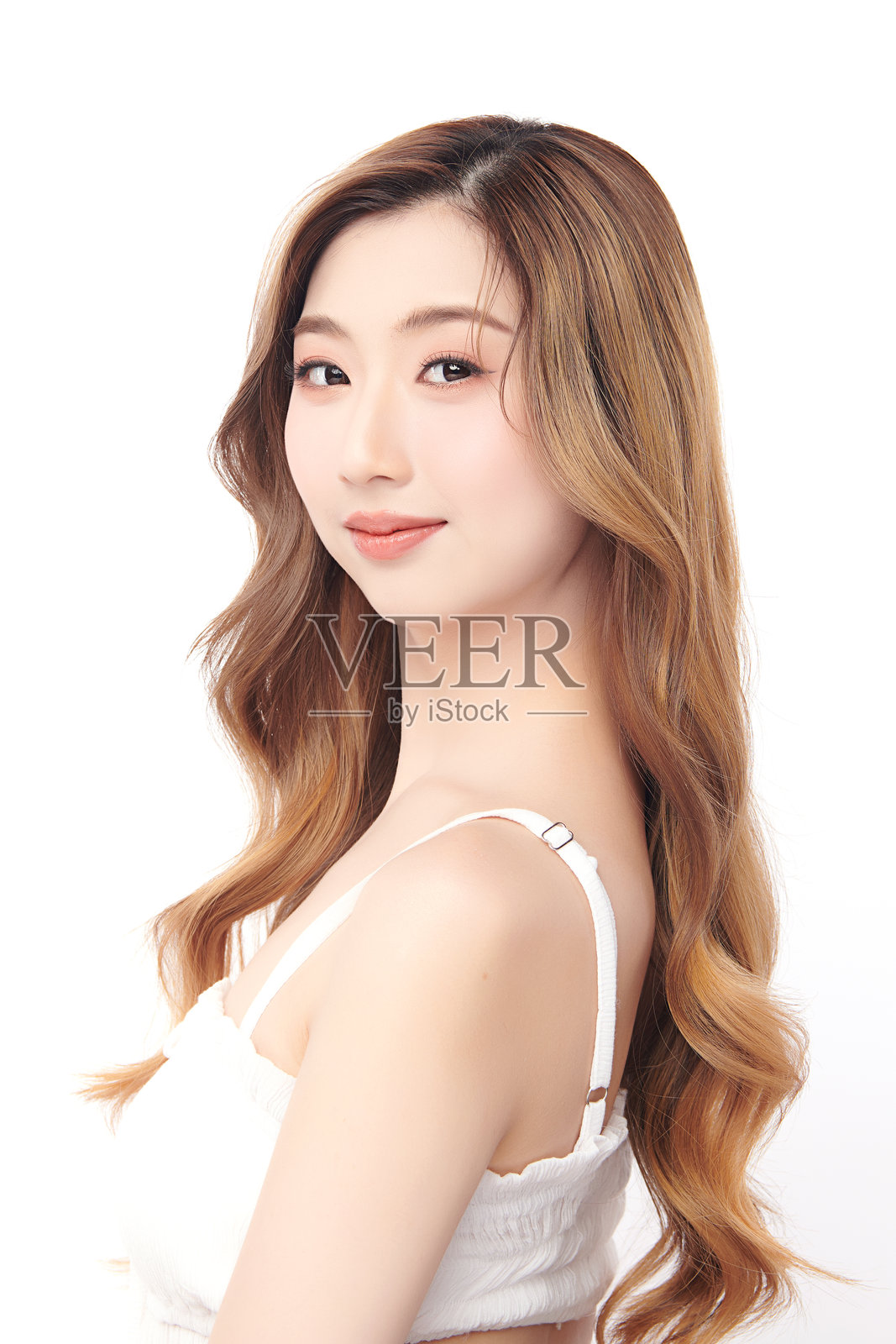 一位年轻美丽的亚洲女性，皮肤洁净清新，背景为白色。她代表着美丽、护肤和水疗护理。照片摄影图片