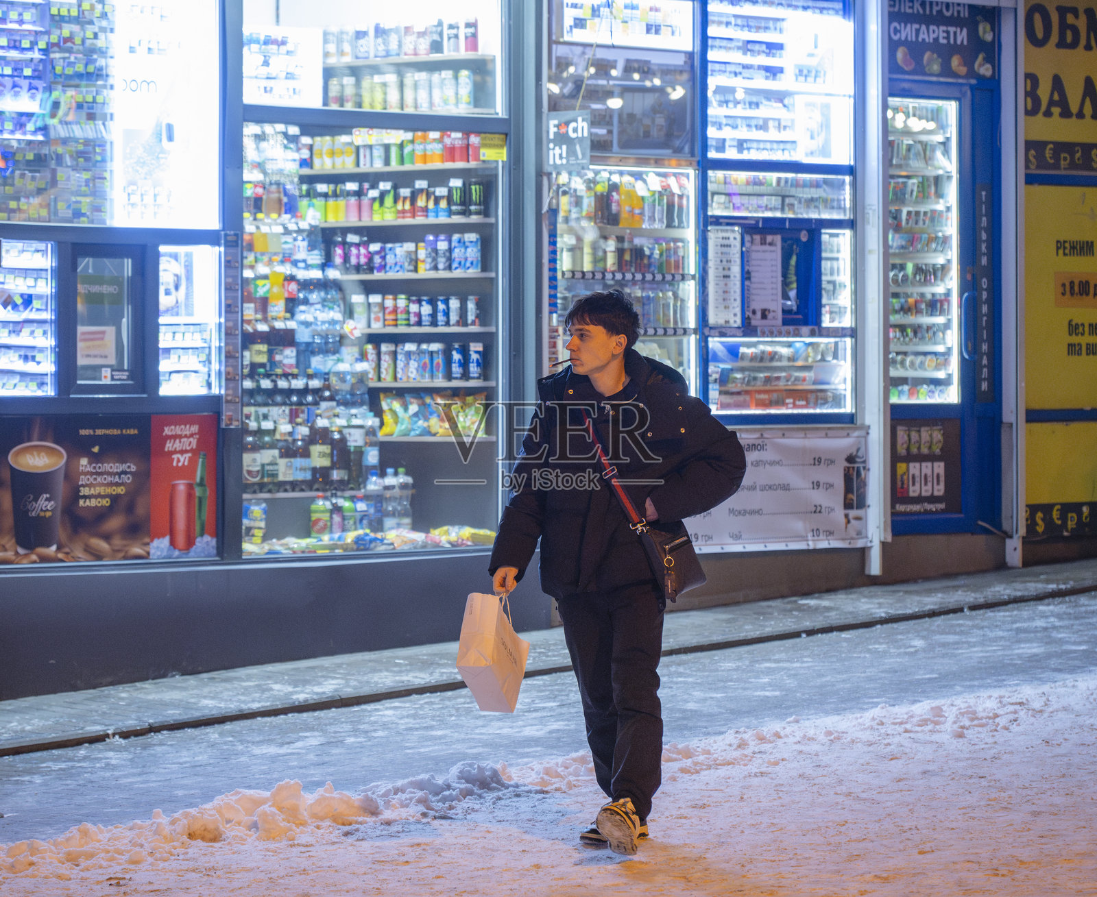 基辅的冬季傍晚带来了热闹的城市探索，人们在2025年3月2日庆祝日常生活。照片摄影图片