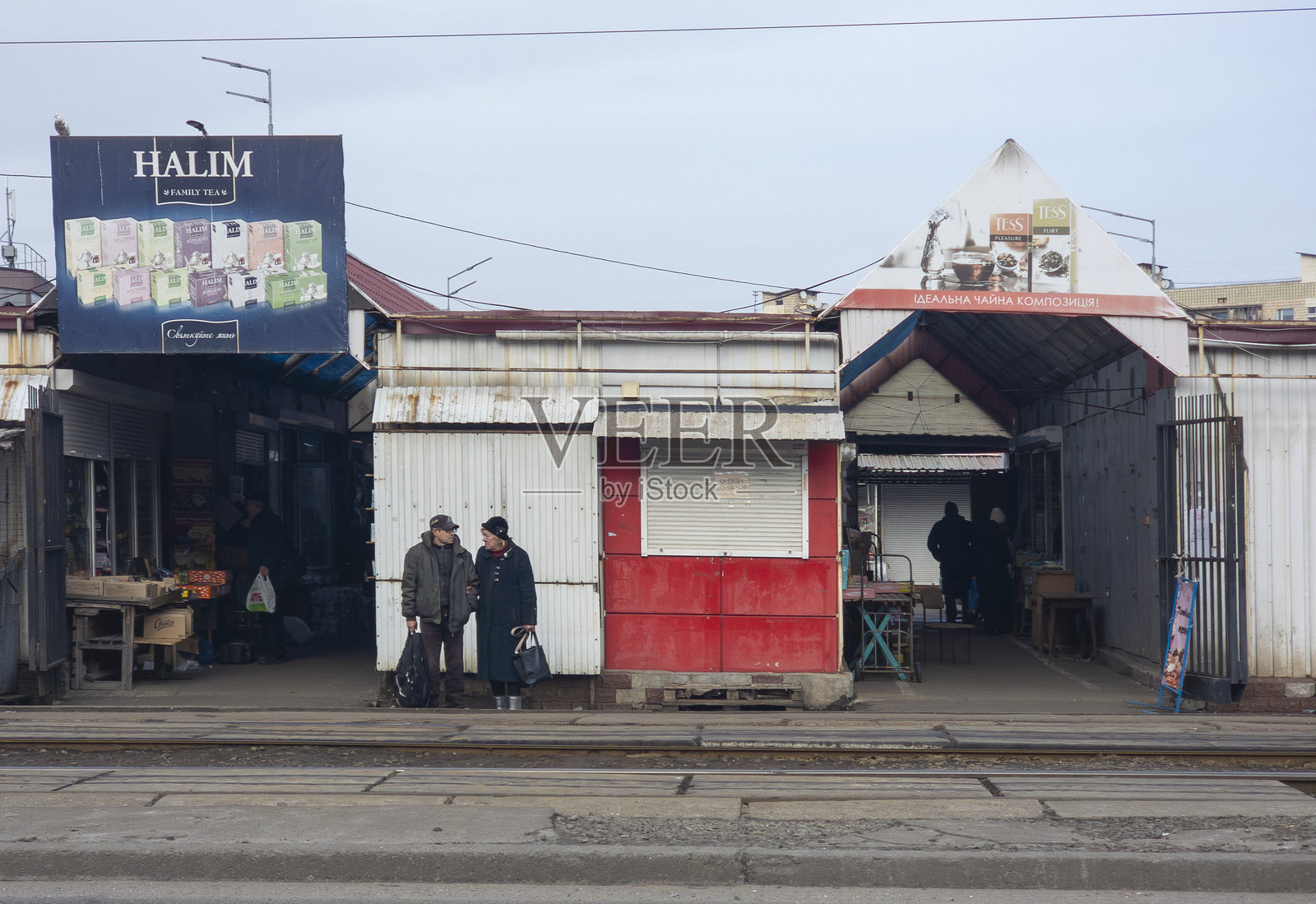 冬季基辅市场的繁忙生活,展示了生动的日常交流照片摄影图片