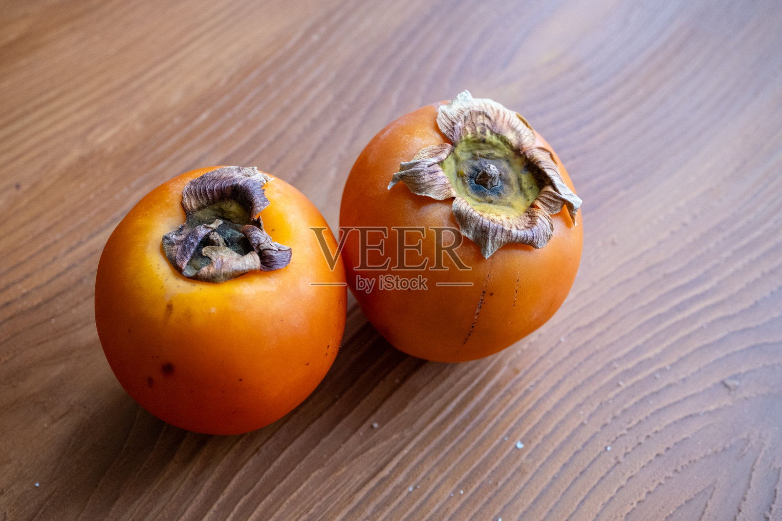 木质背景上的柿子照片摄影图片