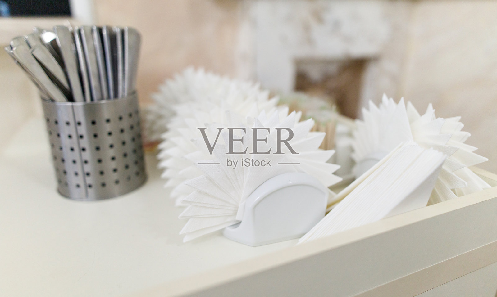 一张白色餐巾折叠成扇形照片摄影图片