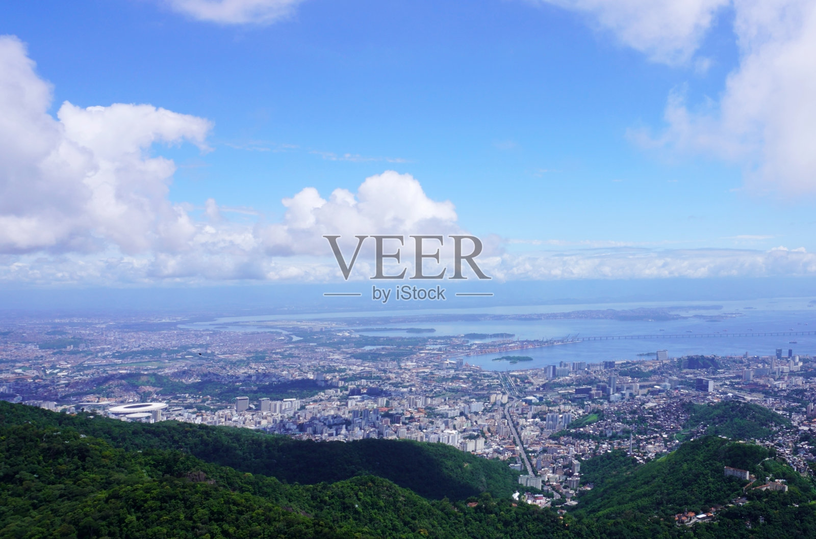 从科尔科瓦多山俯瞰里约热内卢的景色照片摄影图片